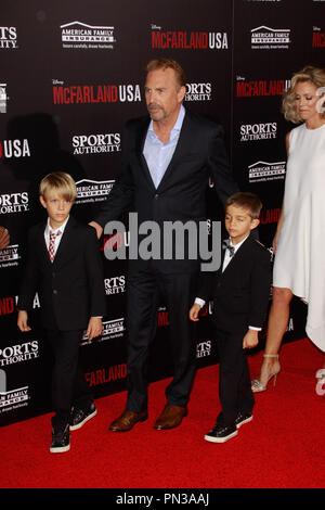 Kevin Costner, épouse Christine Baumgartner et les enfants lors de la première mondiale du Disney's 'McFarland USA' tenue à El Capitan Theatre à Hollywood, CA, le 9 février 2015. Photo par Joe Martinez / PictureLux Banque D'Images