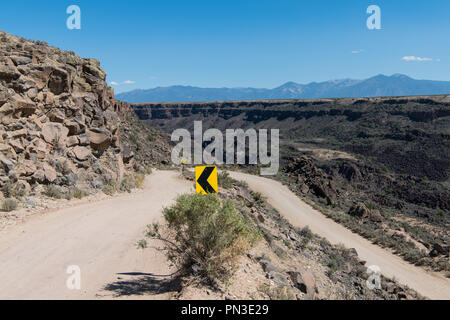 Des indications à un switchback sur une dangereuse route de terre au bord du canyon du Rio Grande Gorge près de Taos, Nouveau Mexique Banque D'Images