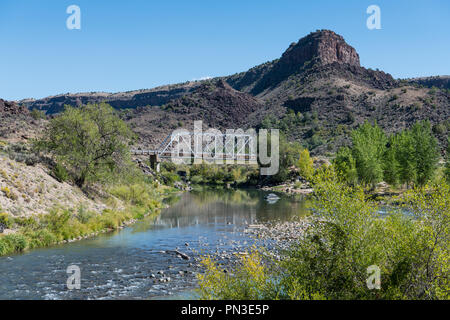 Vieux pont en acier traversant le fleuve Rio Grande près de Taos, Nouveau Mexique dans le Rio Grande del Norte National Monument Banque D'Images