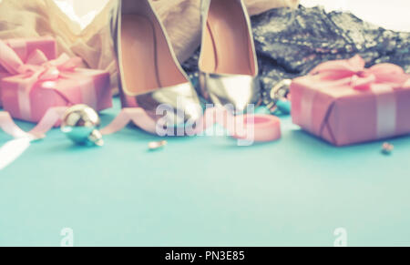 Jeu de flou artistique de la femme accessoires chaussures fort don des boules de Noël. L'affiche de Noël arrière-plan flou pastel Banque D'Images