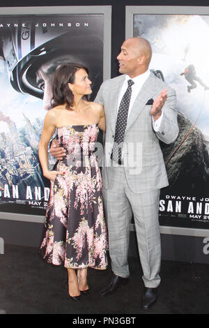 Carla Gugino, Dwayne Johnson 05/26/2015 'San Andreas' Premiere tenue au Théâtre chinois de Grauman à Hollywood, CA Photo par Kazuki Hirata / HNW / PictureLux Banque D'Images