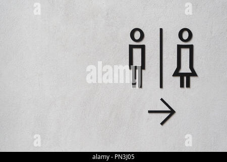 L'homme moderne et toilettes publiques femme signe sur le mur de ciment avec copie espace. public restroom sign au style loft mur de ciment. Banque D'Images