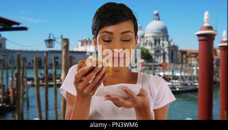 African American Woman tourist explore cuisine dans Venise Italie eating pizza Banque D'Images