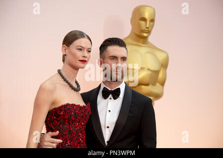 Singer Adam Levine et modèle Behati Prinsloo arrivent pour la diffusion de l'ABC en direct 87e Oscars® au Dolby® Theatre à Hollywood, CA le Dimanche, Février 22, 2015. Référence #  32566 Fichier 257THA pour un usage éditorial uniquement - Tous droits réservés Banque D'Images