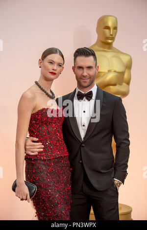 Singer Adam Levine et modèle Behati Prinsloo arrivent pour la diffusion de l'ABC en direct 87e Oscars® au Dolby® Theatre à Hollywood, CA le Dimanche, Février 22, 2015. Référence #  32566 Fichier 258THA pour un usage éditorial uniquement - Tous droits réservés Banque D'Images