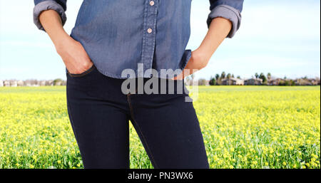 Close up of Caucasian woman mettant ses mains dans les poches avant jean Banque D'Images