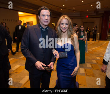 Oscar® presenter John Travolta et l'actrice Kelly Preston arrivent pour la diffusion de l'ABC en direct 87e Oscars® au Dolby® Theatre à Hollywood, CA le Dimanche, Février 22, 2015. Référence #  32566 Fichier 467THA pour un usage éditorial uniquement - Tous droits réservés Banque D'Images