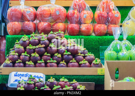 Bangkok, Thaïlande - 23 Avril 2017 : des fruits biologiques tels que le mangoustan, durian, apple et fruit du dragon en vente au marché ou kor Tor, l'un des Banque D'Images