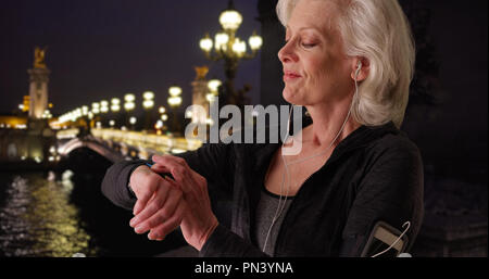Close up of senior woman working out sur Paris locations de nuit Banque D'Images