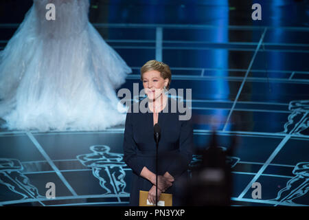 Julie Andrews présentateur sur scène lors de la diffusion de l'ABC en direct 87e Oscars® au Dolby® Theatre à Hollywood, CA le Dimanche, Février 22, 2015. Référence de fichier #  32567 182 THA pour un usage éditorial uniquement - Tous droits réservés Banque D'Images