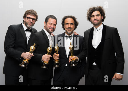 Nicolás Giacobone, Alejandro G. Iñárritu, Alexander Dinelaris, Jr. et Armando Bo posent des coulisses avec l'Oscar® du scénario original, pour un travail sur "Birdman ou (l'Inattendu fait de l'Ignorance)" lors de la diffusion de l'ABC en direct 87e Oscars® au Dolby® Theatre à Hollywood, CA le Dimanche, Février 22, 2015. Référence #  32568 Fichier 055THA pour un usage éditorial uniquement - Tous droits réservés Banque D'Images