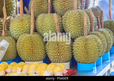 Durian durian fruit bio et chair paniers en vente au marché ou kor Tor, l'un des marché du frais que situé à proximité de Chatuchak Weekend mark Banque D'Images