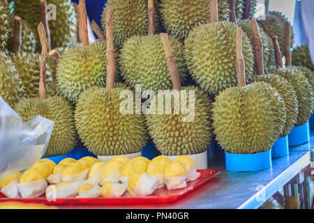 Durian durian fruit bio et chair paniers en vente au marché ou kor Tor, l'un des marché du frais que situé à proximité de Chatuchak Weekend mark Banque D'Images