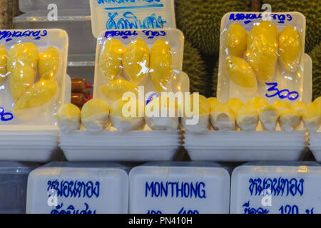 Bangkok, Thaïlande - 23 Avril 2017 : Organic fruit Durian durian et chair paniers en vente au marché ou kor Tor, l'un des marché du frais que l Banque D'Images