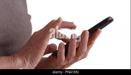 Voir le profil de mature woman's hands à l'aide de téléphone à texte sur fond blanc Banque D'Images