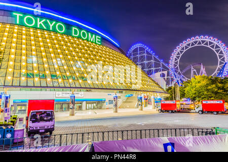 Tokyo, Japon - 28 octobre 2013 : Nuit sur Tokyo Dome, le stade de baseball avec 55000 assis et a ouvert ses portes en 1988. Son toit en forme de dôme, est un air-s Banque D'Images