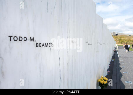 Les visiteurs voir le Mur des noms, situé à l'extrémité de la Memorial Plaza à Flight 93 National Memorial, Shanksville, comté de Somerset, New Jersey, USA Banque D'Images