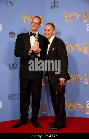 Pour le MEILLEUR FILM d'animation, le Golden Globe est attribué à 'Inside Out', réalisé par Pete Docter et Ronnie del Carmen. Pete Docter et Jonas Rivera posent avec les coulisses du prix dans la salle de presse au 73e Congrès annuel Golden Globe Awards au Beverly Hilton de Los Angeles, CA le dimanche, Janvier 10, 2016. Banque D'Images