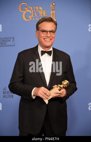 Après avoir remporté la catégorie du meilleur scénario - MOTION PICTURE pour 'Steve Jobs', Aaron Sorkin pose des coulisses de la salle de presse avec le Golden Globe Award lors de la 73e assemblée annuelle Golden Globe Awards au Beverly Hilton de Los Angeles, CA le dimanche, Janvier 10, 2016. Banque D'Images