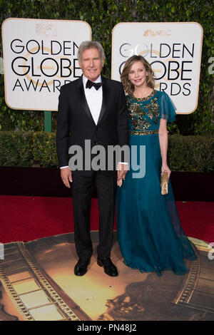 Harrison Ford, présentateur et Calista Flockhart, actrice, arriver à la 73e assemblée annuelle Golden Globe Awards au Beverly Hilton de Los Angeles, CA le dimanche, Janvier 10, 2016. Banque D'Images