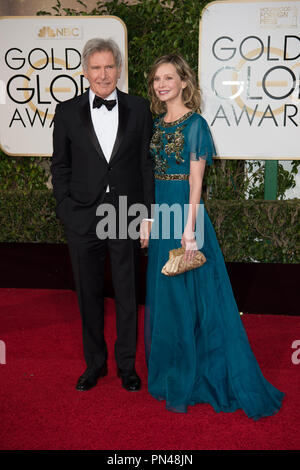 Présentateur Harrison Ford et de l'actrice Calista Flockhart assiste à la 73e assemblée annuelle Golden Globe Awards au Beverly Hilton de Los Angeles, CA le dimanche, Janvier 10, 2016. Banque D'Images