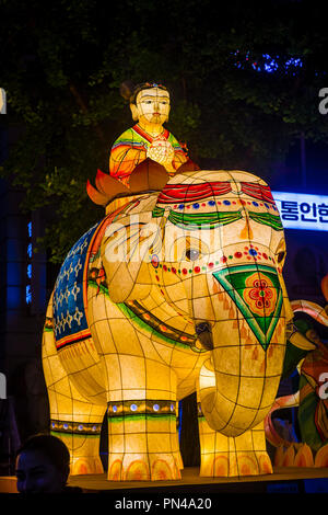 Décoration de lanterne colorée au ruisseau cheonggyecheon pendant le Lotus Lantern Festival à Séoul en Corée Banque D'Images