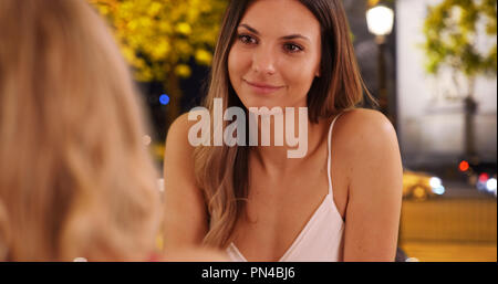 Photo de belle fille de parler à un ami sur les Champs Elysées la nuit Banque D'Images