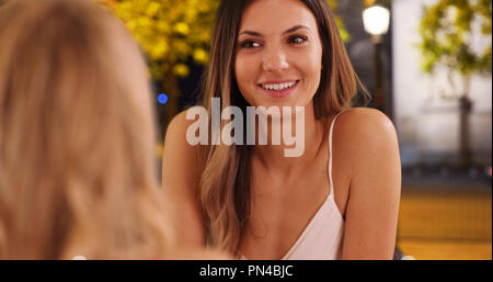 Photo de belle fille de parler à un ami sur les Champs Elysées la nuit Banque D'Images