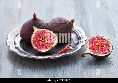 Fruits - figues en plaque de métal de table en bois rustique Banque D'Images