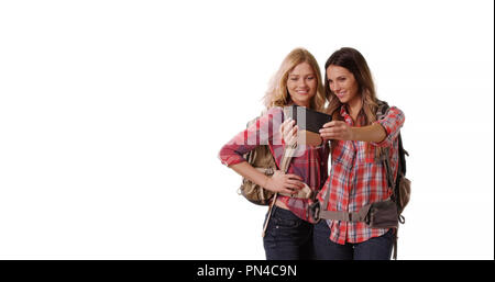 Portrait de deux jolies femmes qui randonnée sur selfies copie espace blanc Banque D'Images