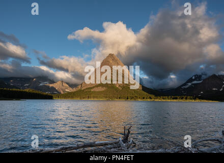 Lumière du matin Hits Grinnell Point à partir de l'ensemble de Swiftcurrent Lake Banque D'Images