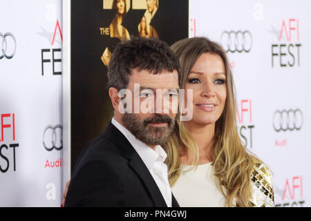 Antonio Banderas et Nicole Kimpel chez Warner Bros.' 'Le 33'' le Festival de projection de gala 2015 tenue à l'Théâtre chinois de Grauman à Hollywood, CA, 9 novembre 2015. Photo par Joe Martinez / PictureLux Banque D'Images