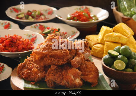 Geprek Ayam. L'alimentation de rue de fusion de poulet frit du sud avec des condiments épicés indonésiens de cuisines régionales. Banque D'Images