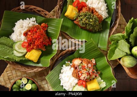 Geprek Ayam. L'alimentation de rue de fusion de poulet frit du sud avec des condiments épicés indonésiens de cuisines régionales. Banque D'Images
