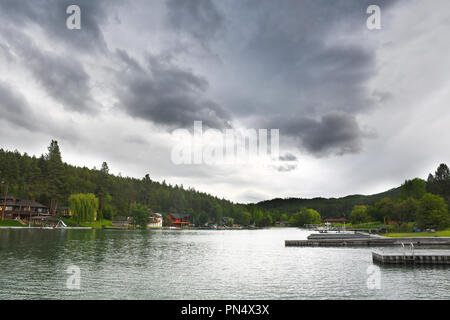 Baie paisible sur le Lac Flathead au Montana, au cours d'une tempête de pluie Banque D'Images