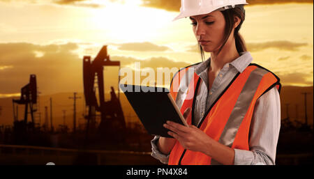 Ingénieur femelle l'accent fort sur pad device dans oilfield par chevalets Banque D'Images