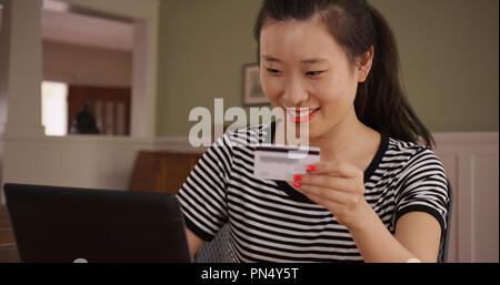 Fermer la vue de milliers de femmes shopper faire achat en ligne avec un ordinateur portable Banque D'Images