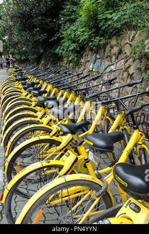 WUHAN, Hubei, Chine - 20 MAI 2018 : Rangée de vélos jaunes ,OFO gratuitement sloating location de vélos en Chine. Banque D'Images