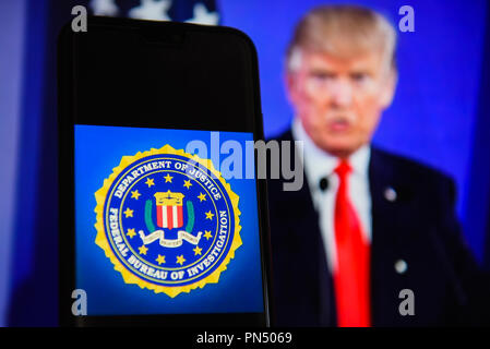 Le Federal Bureau of Investigation (FBI) logo est vu sur un téléphone mobile Android avec le président des États-Unis d'Amérique, Donald Trump sur l'arrière-plan. Banque D'Images