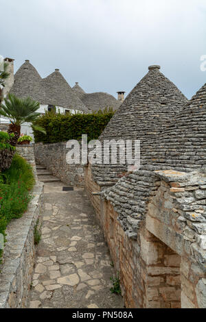 La petite ville unique Sud Italia Alberobello avec pierres antient maisons coniques trullo, destination touristique, région des Pouilles près de Bari Banque D'Images
