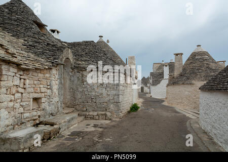 La petite ville unique Sud Italia Alberobello avec pierres antient maisons coniques trullo, destination touristique, région des Pouilles près de Bari Banque D'Images