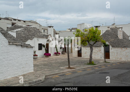 La petite ville unique Sud Italia Alberobello avec pierres antient maisons coniques trullo, destination touristique, région des Pouilles près de Bari Banque D'Images