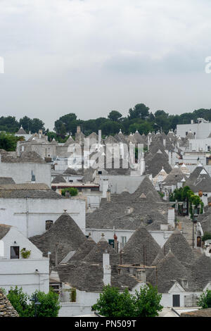 La petite ville unique Sud Italia Alberobello avec pierres antient maisons coniques trullo, destination touristique, région des Pouilles près de Bari Banque D'Images
