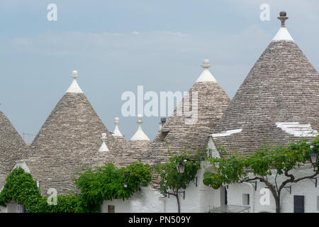 La petite ville unique Sud Italia Alberobello avec pierres antient maisons coniques trullo, destination touristique, région des Pouilles près de Bari Banque D'Images