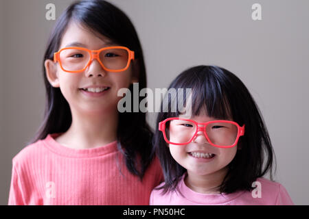 Deux petites soeurs avec de grandes lunettes Banque D'Images