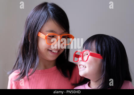 Deux petites soeurs avec de grandes lunettes Banque D'Images