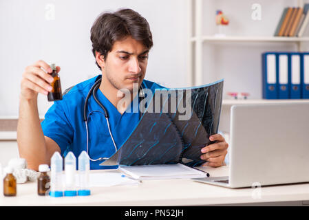 Homme médecin radiologue avec x-ray peut de droit Banque D'Images