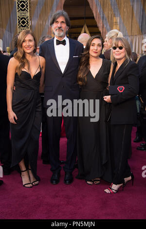 Oscar®-candidat, Jack Fisk, arrive avec Sissy Spacek et filles à la 88e cérémonie des Oscars® au Dolby® Theatre à Hollywood, CA le Dimanche, Février 28, 2016. Référence #  32854 Fichier 184THA pour un usage éditorial uniquement - Tous droits réservés Banque D'Images