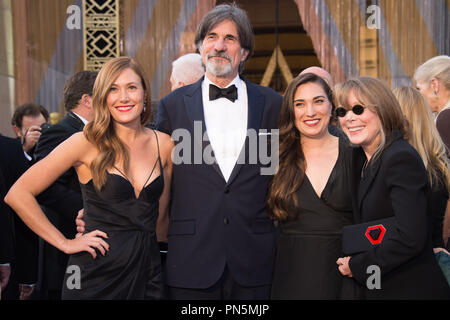 Oscar®-candidat, Jack Fisk, arrive avec Sissy Spacek et filles à la 88e cérémonie des Oscars® au Dolby® Theatre à Hollywood, CA le Dimanche, Février 28, 2016. Référence #  32854 Fichier 185THA pour un usage éditorial uniquement - Tous droits réservés Banque D'Images