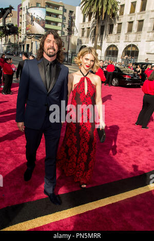 Dave Grohl présentateur arrive avec son épouse Jordyn Blum à la 88e cérémonie des Oscars® au Dolby® Theatre à Hollywood, CA le Dimanche, Février 28, 2016. Référence #  32854 Fichier 318THA pour un usage éditorial uniquement - Tous droits réservés Banque D'Images